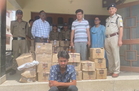 आबकारी विभाग की बड़ी कार्रवाई: दो वाहनों से 43 पेटी अवैध अंग्रेजी शराब बरामद, एक आरोपी गिरफ्तार